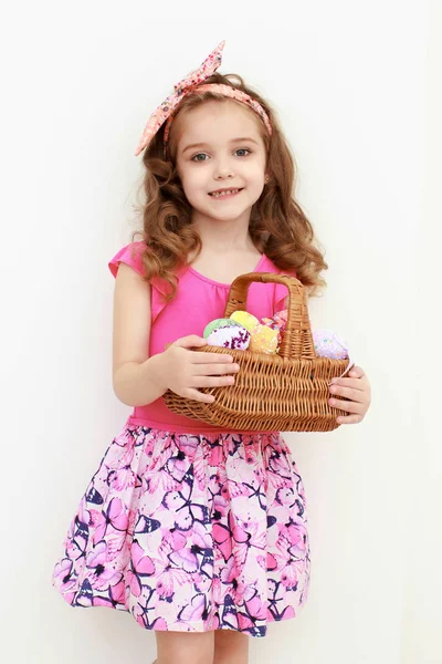 Adorável menina brincando com ovos de Páscoa — Fotografia de Stock