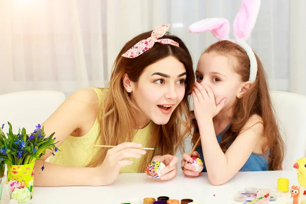 Buona famiglia che si prepara per Pasqua . — Foto Stock