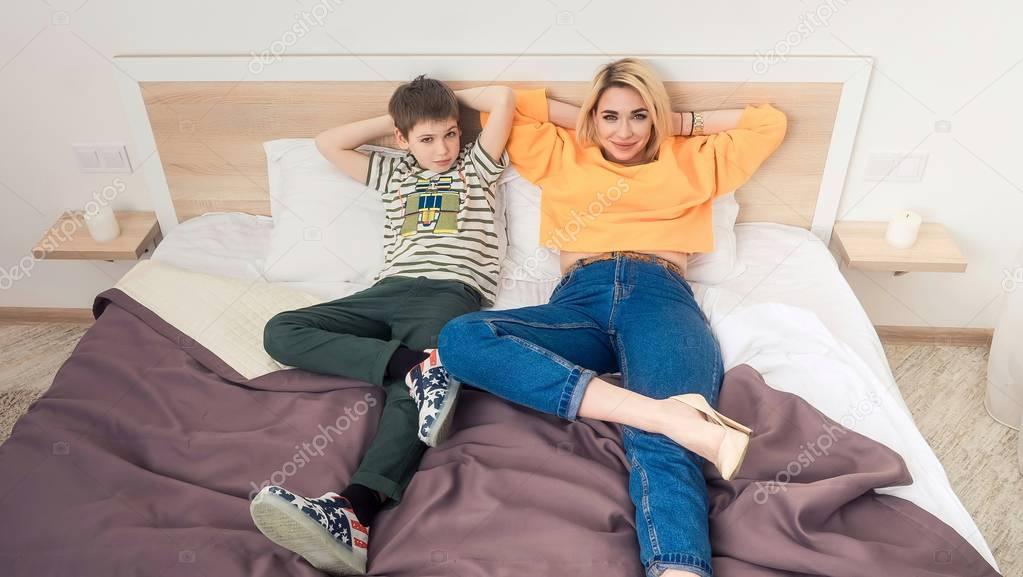 Mutter mit sohn im bett