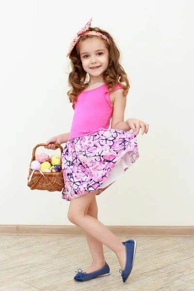 Adorable niña jugando con huevos de Pascua — Foto de Stock