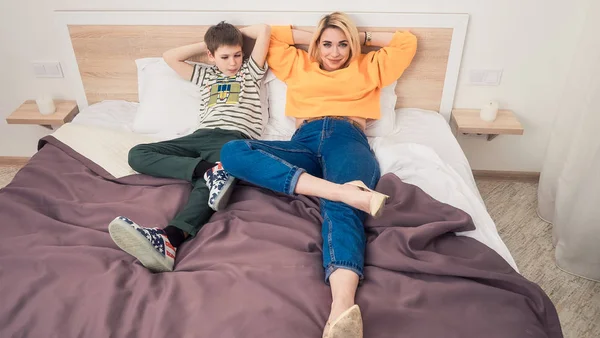 Мати з сином на ліжку — стокове фото