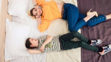 Yatak, anne ve oğlu eğlenceli olan oğlu ile annesi