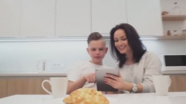 Kichen, mutlu bir aile anne oğlu harcamak zaman tatil kahvaltı yemek, anne ve çocuk çocuk