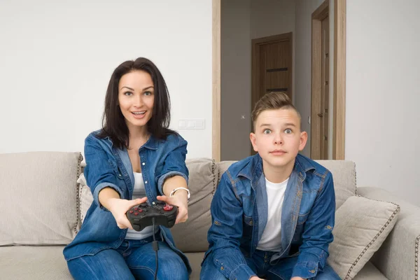 Família feliz jogando console em casa — Fotografia de Stock