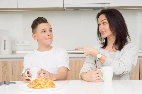 Happy family in the morning — Stock Photo, Image