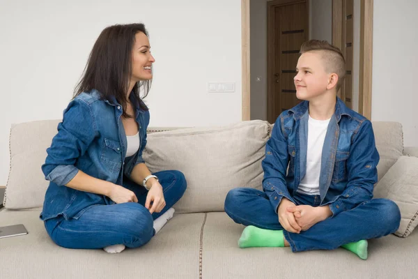 Retrato de la madre y su hijo en el sofá en casa —  Fotos de Stock