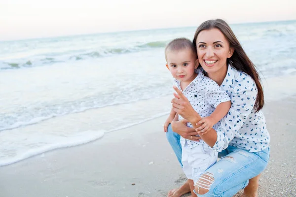 Feliz madre con 2 años de edad hijo en vacaciones junto al mar —  Fotos de Stock