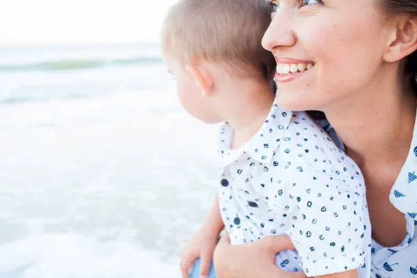 Gelukkige moeder met 2 jaar oude zoon op vakantie aan zee — Stockfoto