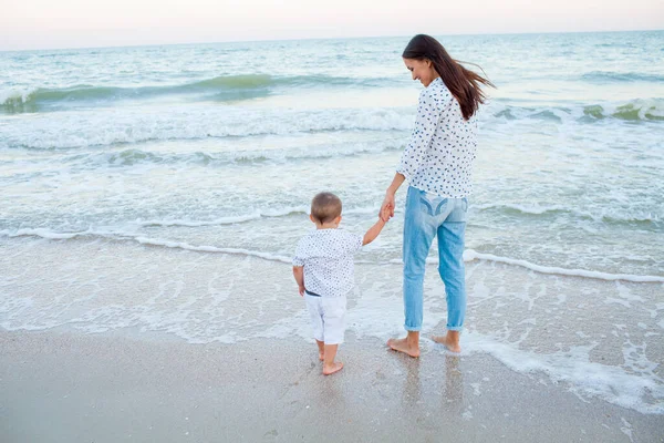 Мать и сын стоят в море на берегу — стоковое фото
