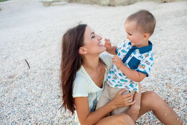 Šťastná matka se 2 letým synem na dovolené u moře — Stock fotografie