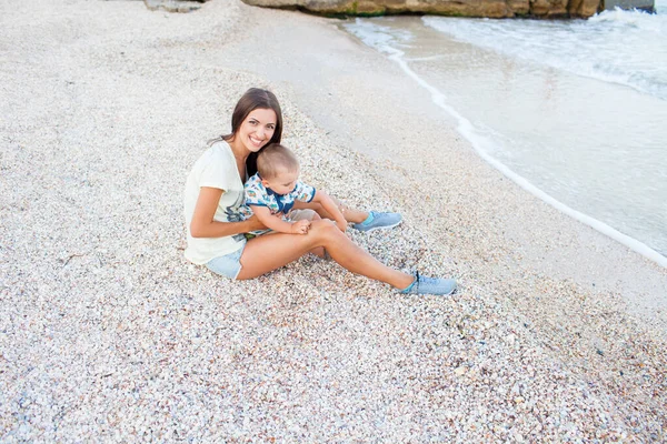 Feliz madre con 2 años de edad hijo en vacaciones junto al mar —  Fotos de Stock