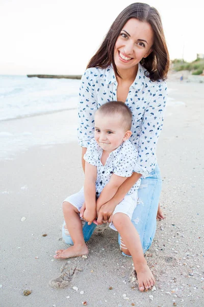 Glückliche Mutter mit 2-jährigem Sohn im Urlaub am Meer — Stockfoto