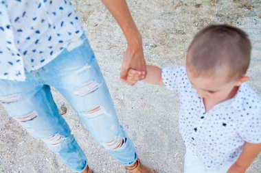 Anne ve oğlu denizde dikiliyor, yakın çekim manzarası