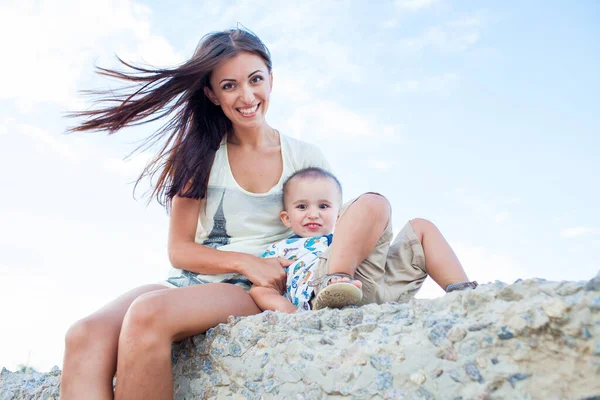 幸せな母親とともに2歳の息子で休暇によって海 — ストック写真