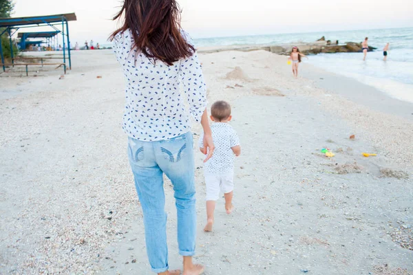 Madre e hijo jugando cerca del mar en la orilla del mar —  Fotos de Stock