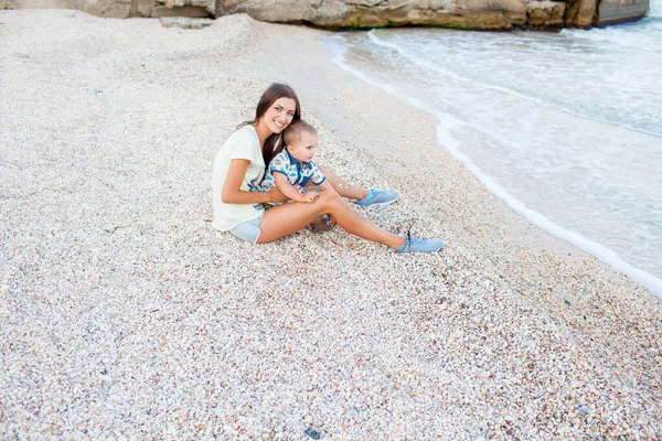 Feliz madre con 2 años de edad hijo en vacaciones junto al mar —  Fotos de Stock