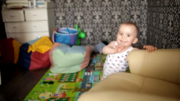 Peuter baby jongen bestudeert zijn kamer — Stockvideo