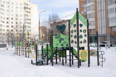 Kışın oyun alanı olan yatakhane.