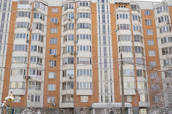 Площадь общежития с жилыми зданиями зимой — стоковое фото