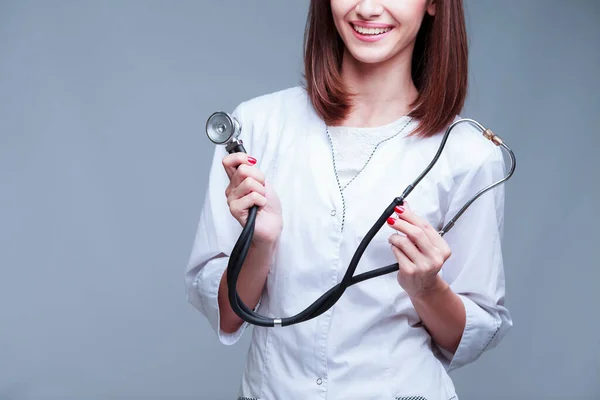 Junge Ärztin oder Krankenschwester mit Stethoskop — Stockfoto