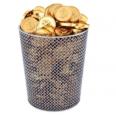 Beyaz arka plan üzerinde izole altın bitcoin paralar ile çöp kovası. 