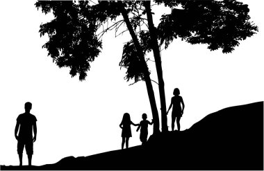 Doğada aile siluetleri.