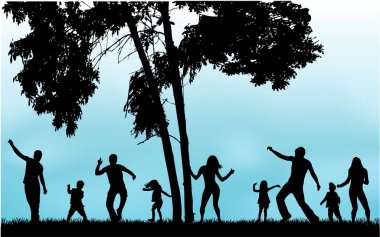 Çimenlerin üzerinde oynarken siluet aile.