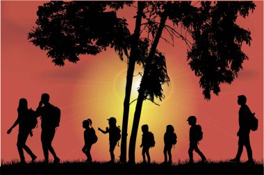 Aile seyahatte sırt çantasıyla uzanıyor.