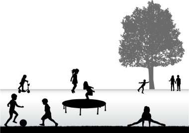 Çocuklar doğada siyah siluetler.