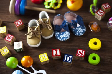 Çocuk Dünya oyuncak ahşap arka plan üzerinde.