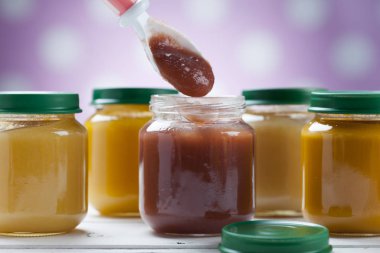 ahşap bir masa üzerinde sağlıklı hazır bebek maması