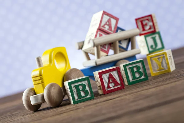 Juguete Children 's World sobre fondo de madera . — Foto de Stock