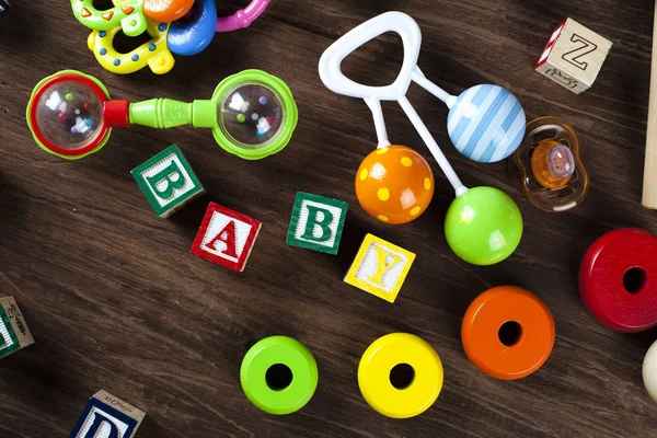 Kinderwelt-Spielzeug auf Holzgrund. — Stockfoto