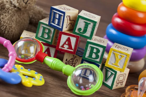 Kinderwelt-Spielzeug auf Holzgrund. — Stockfoto