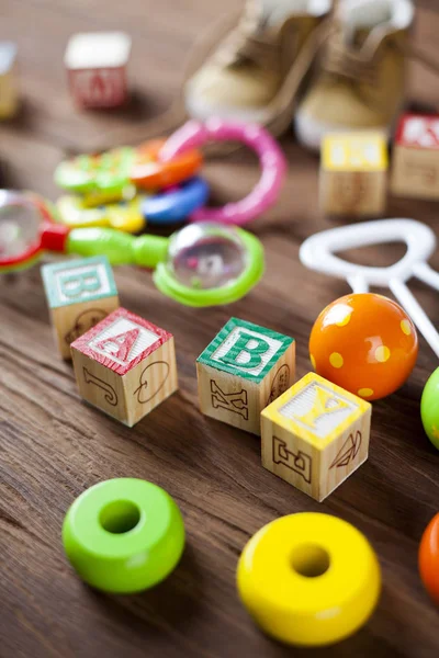 Kinderwelt-Spielzeug auf Holzgrund. — Stockfoto