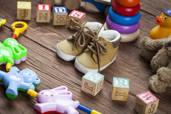 Brinquedo do mundo das crianças em um fundo de madeira . — Fotografia de Stock