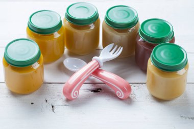 ahşap bir masa üzerinde sağlıklı hazır bebek maması