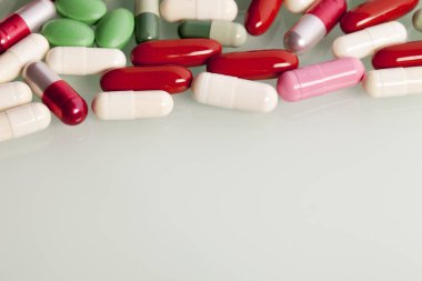 Beyaz arka plan üzerinde kapsül kümesi