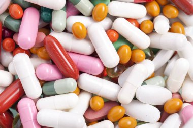 Beyaz arka plan üzerinde kapsül kümesi