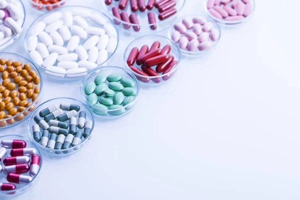 Aantal capsules op witte achtergrond — Stockfoto