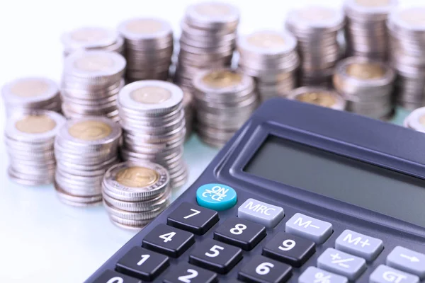 Couns en calculator op witte achtergrond — Stockfoto