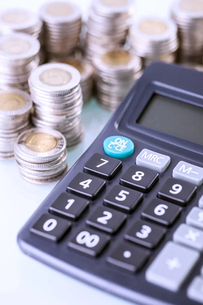 Couns and calculator on white background — Stock Photo, Image