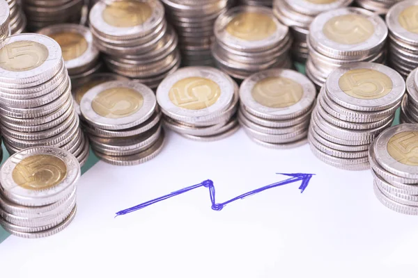 Concepto financiero, flecha hacia arriba y monedas —  Fotos de Stock