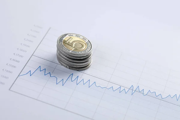 Primer plano de las monedas y diagrama — Foto de Stock