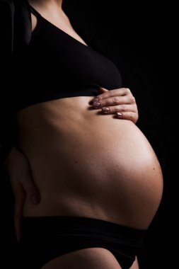 Genç ve güzel anne bebek için bekliyor