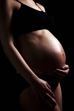 Genç ve güzel anne bebek için bekliyor