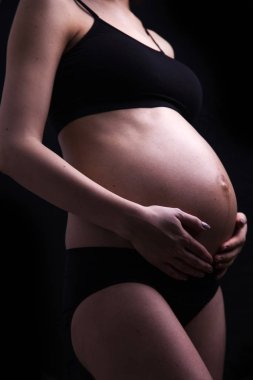 Genç ve güzel anne bebek için bekliyor