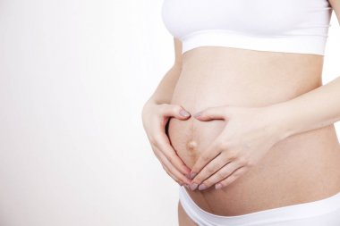 Genç ve güzel anne bebek için bekliyor