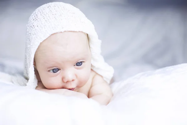 Piękna córeczkę na biały koc — Zdjęcie stockowe