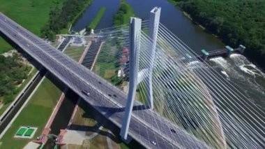 Karayolu Nehri üzerinde. Yüksek Köprüsü